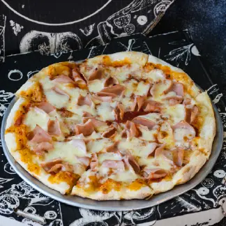 Pizza con Jamón y Queso